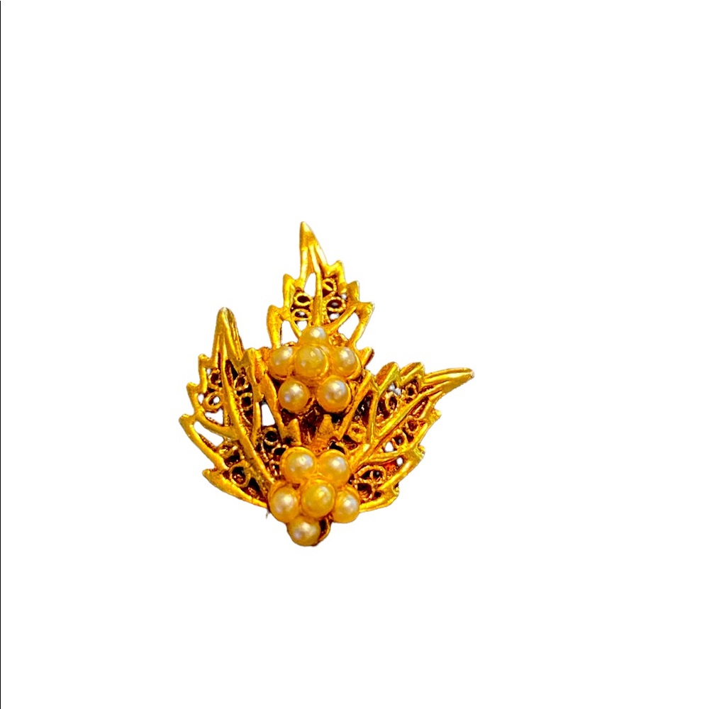 Vintage Small gold Filigree  pearl center Pin Brooch